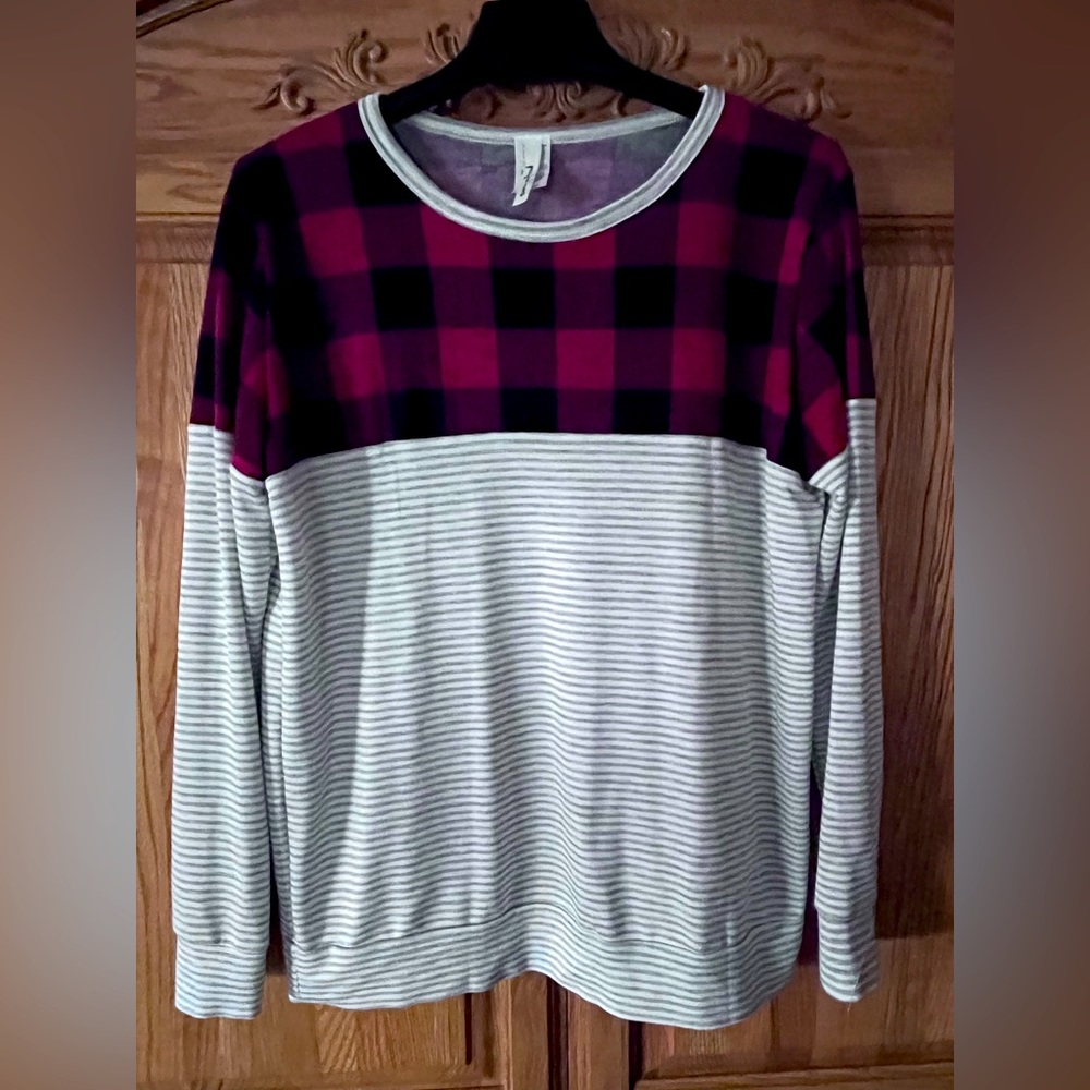NWOT M-GratefulHearts boutique Buffalo plaid/light grey striped soft cozy shirt